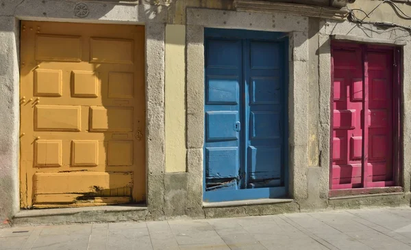 रंगीत लाकडी दरवाजे — स्टॉक फोटो, इमेज