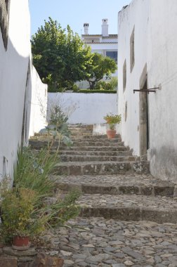 Arnavut kaldırımlı merdivenlerde ortaçağ köyü