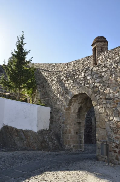 Mittelalterlicher Bogen in der ummauerten Stadt — Stockfoto
