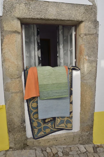 Dywany wisi w oknie — Zdjęcie stockowe