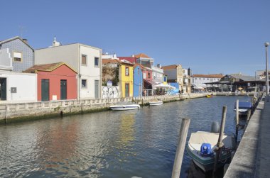 Kanal boyunca renkli evleri