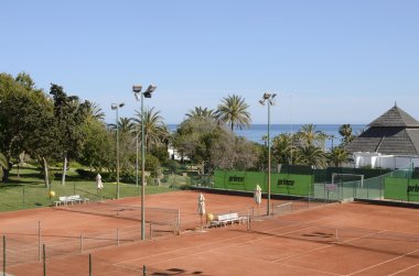 Tenis kortları denizin yanında