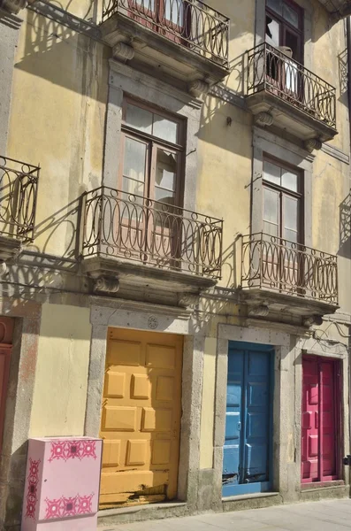 Färg dörrar på förstörd byggnad — Stockfoto