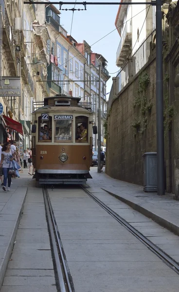 Dar bir streer tarafından geçen tramvay — Stok fotoğraf