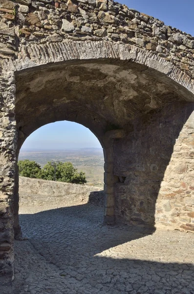 Arco in pietra alla campagna — Foto Stock