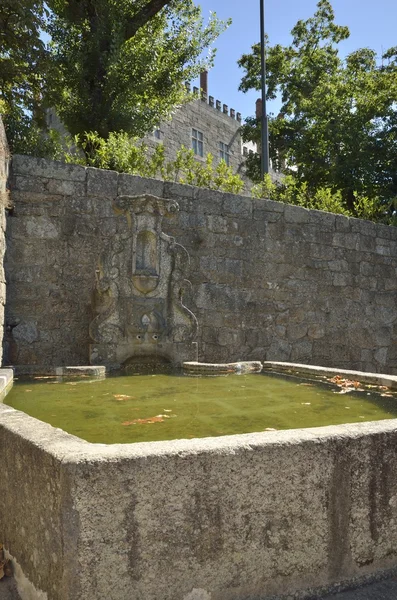 Fontana di pietra sul muro — Foto Stock