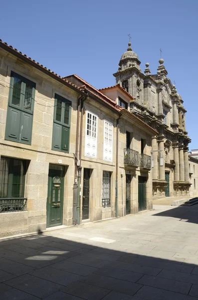 Calle con casas tradicionales y la iglesia Bartolomé —  Fotos de Stock