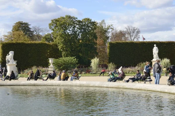 Parigi Francia Settembre 2020 Gente Intorno Laghetto Parco Parigi Francia — Foto Stock