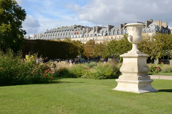 Παρίσι Γαλλία Σεπτεμβρίου 2020 Όμορφα Κτίρια Κατοικιών Κατά Μήκος Κήπων — Φωτογραφία Αρχείου
