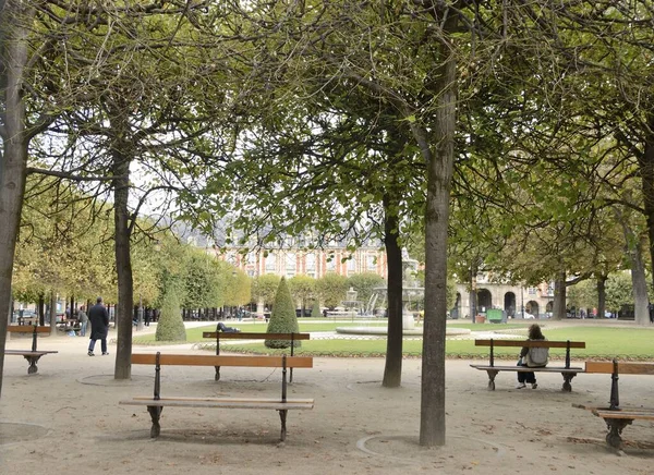 Parigi Francia Settembre 2020 Poche Persone Nel Giardino Piazza Vosges — Foto Stock