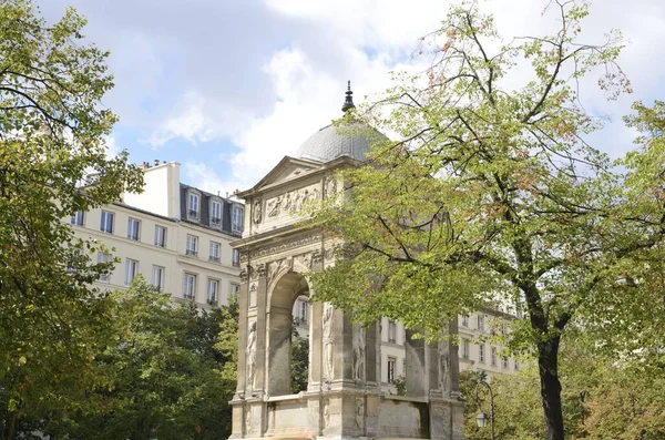 Fontana Degli Innocenti Piazza Del Quartiere Les Halles Parigi Francia — Foto Stock