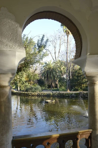 スペインのアンダルシアの首都セビリアの公園でアーチから湖の景色 — ストック写真