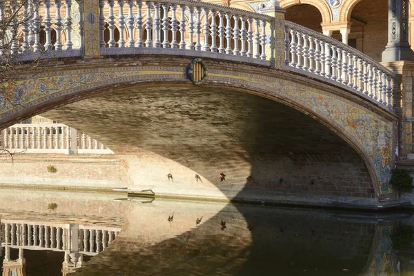 Dlaždicový Most Odrážel Jezeře Španělském Náměstí Seville Hlavním Městě Andalusie — Stock fotografie