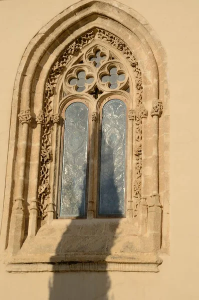 位于西班牙安达卢西亚塞维利亚老城的古老石拱小教堂上的玻璃器皿 — 图库照片