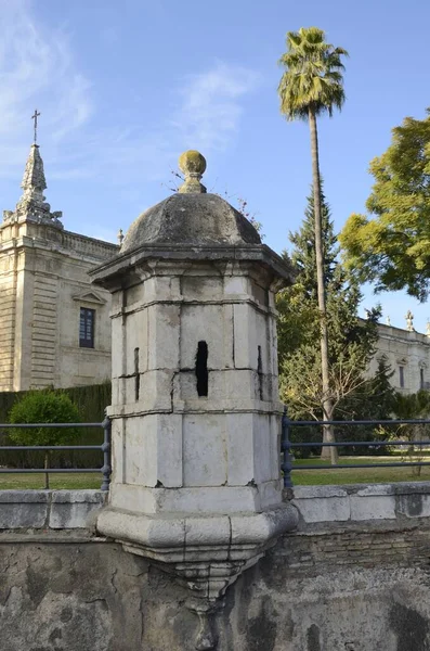 Řídící Věž Nad Jámou Kolem Historické Budovy Seville Andalusie Španělsko — Stock fotografie