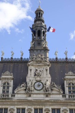 Paris, Fransa 'daki belediye binasının tepesindeki saat.