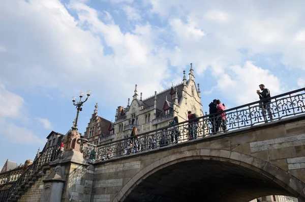 Ghent Bélgica Março 2019 Pessoas Ponte Saint Michael Sobre Canal — Fotografia de Stock