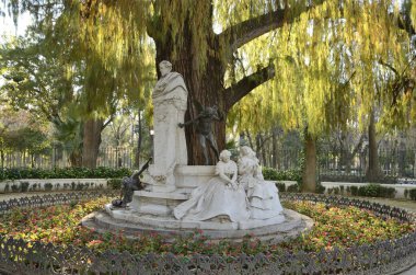 Seville, İspanya - 9 Şubat 2021: Maria Luisa Parkı, Seville, Endülüs, İspanya 'da romantik şair Becquer' e adanmış anıt. 