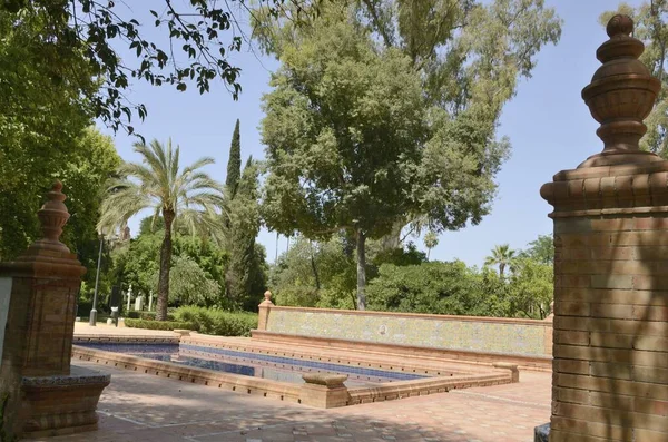 Estanque Azul Ladrillo Azulejos Gazebo Jardín Parque Sevilla Andalucía España — Foto de Stock