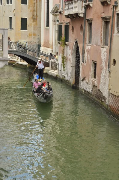 Gondola crossing a small canal — Stock Photo, Image