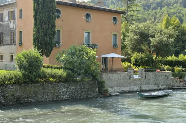 Bateau stationné à côté d'une maison — Photo