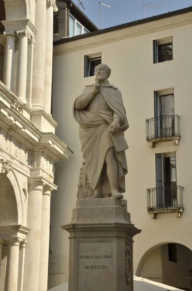 Standbeeld van palladio in vicenza — Stockfoto