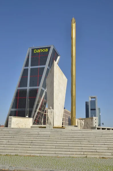 Monument memorial pentru Calvo Sotelo și un turn KIO — Fotografie, imagine de stoc