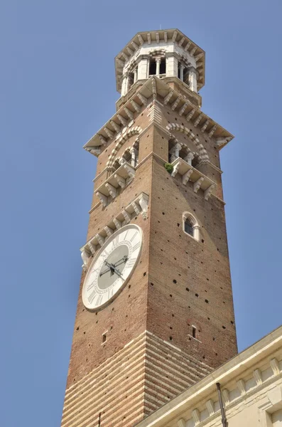 Věž v Piazza delle Erbe — Stock fotografie