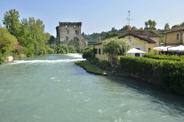 Dorf am Fluss — Stockfoto