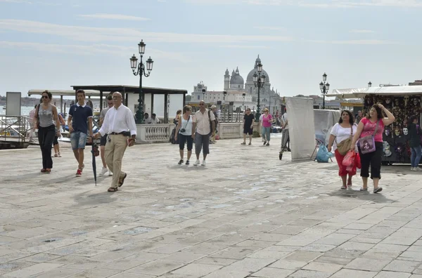 Turistas caminando en Venecia — Foto de Stock