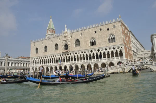 Gondolas next to the Dogge Palace — Stock Photo, Image