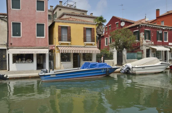 Murano kanalda Park tekneler — Stok fotoğraf