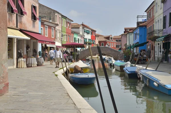 Pequeno canal de tijolo — Fotografia de Stock