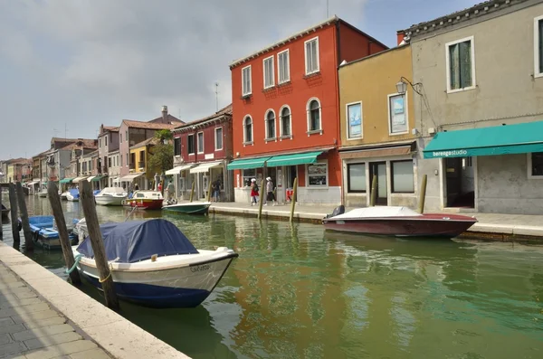 Pequeno canal em murano — Fotografia de Stock