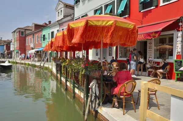 Açık Restoran turuncu şemsiye — Stok fotoğraf