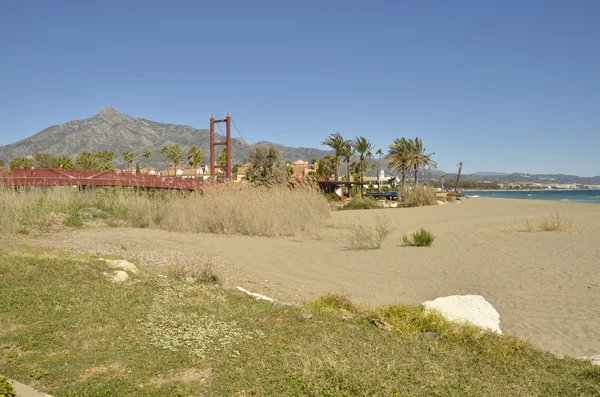 Rote Brücke am Strand — Stockfoto