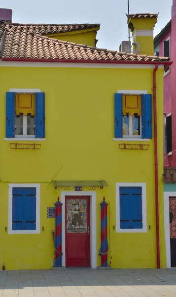 Levande gula huset — Stockfoto
