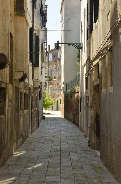 Narrow street in Venice — Stock Photo, Image