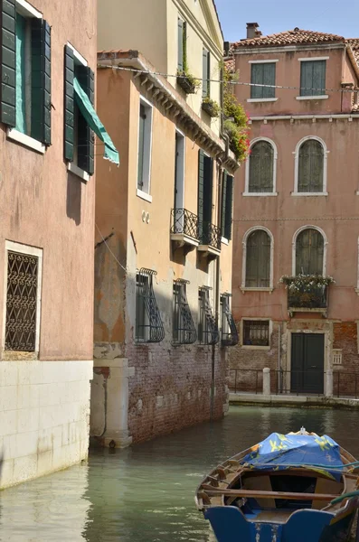 ヴェネツィアの運河をボートします。 — ストック写真