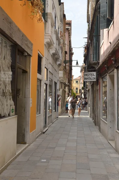 Венецианская узкая улица — стоковое фото