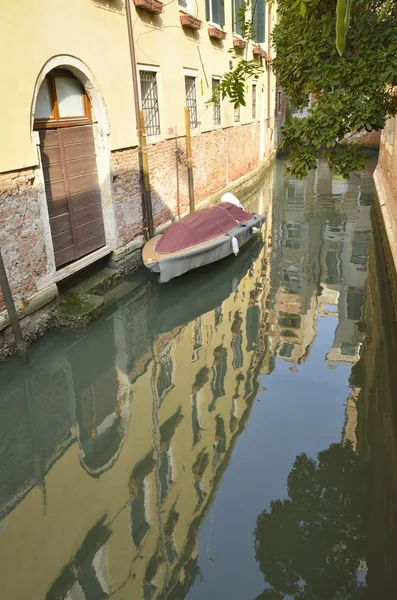 狭い運河の反射 — ストック写真