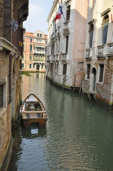 Boot op Venetiaans kanaal — Stockfoto