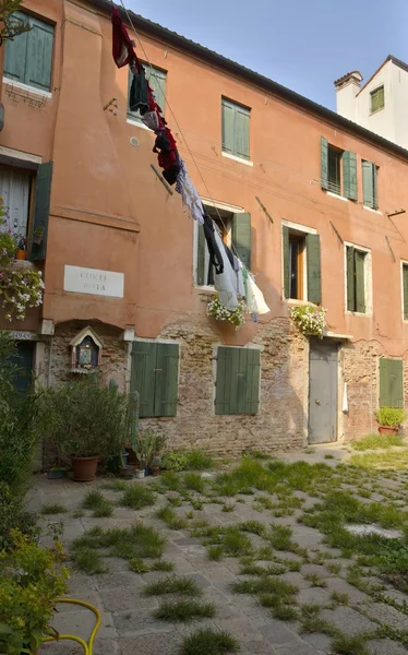 Kläder hängande i venetianska street — Stockfoto