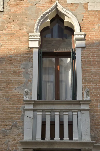 Typiska venetianska balkong — Stockfoto