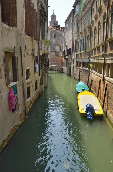 Boats on narrow waterway — ストック写真