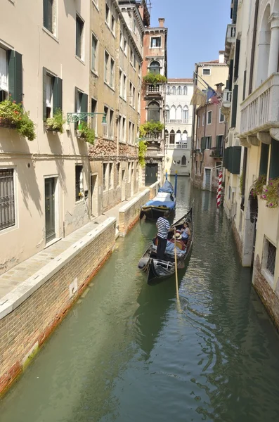 Gondola in a narrow canal — Stock Photo, Image