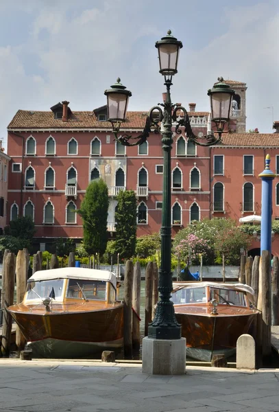 Barcos de madeira em um canal de Veneza — Fotografia de Stock