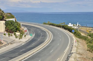 Denizin yanında yol