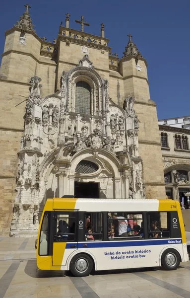 Autobús frente a la iglesia de Coimbra — Foto de Stock
