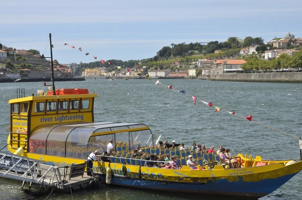 Barca turistica sul fiume Douro — Foto Stock